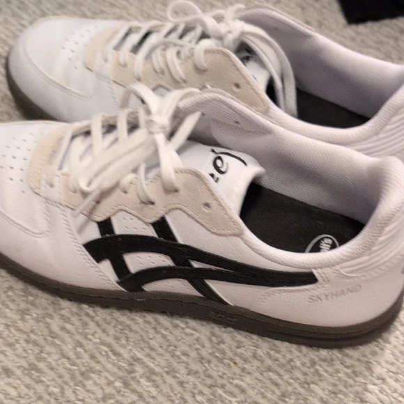 Asics Skyhand White and Black Sneakers Sz 9 - Picture 2 of 4